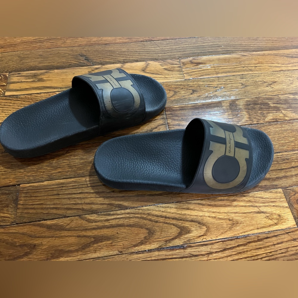 Used size 9 Men’s Ferragamo slides